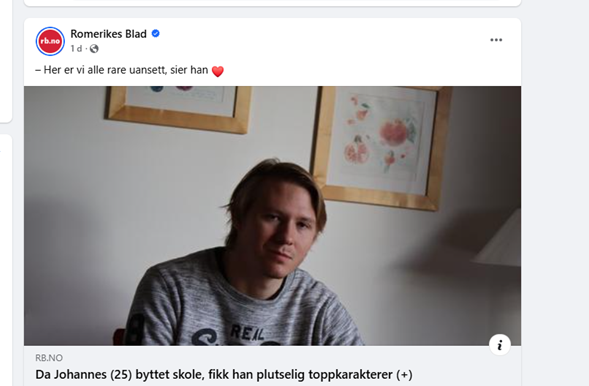 RB-1 En mann med lysebrunt hår sitter innendørs og ser inn i kameraet. På veggen bak ham henger et foto og et blomstermaleri. Over og under bildet står det norsk tekst.