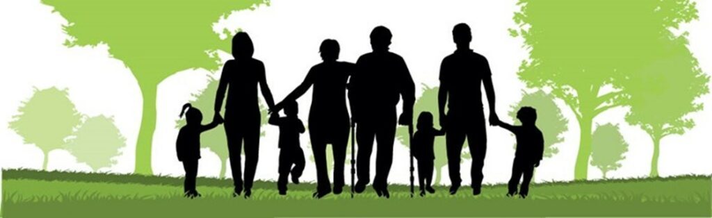 folkehelse-for-alle-1024x314 Silhuetter av syv personer, voksne og barn, står og holder hverandre i hendene i en gressbevokst park med grønne trær i bakgrunnen.